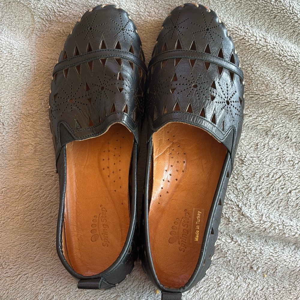 SPRING STEP MADE IN TURKEY WO SIZE (38) BLACK LEATHER LOAFER LASER CUT DESIGN